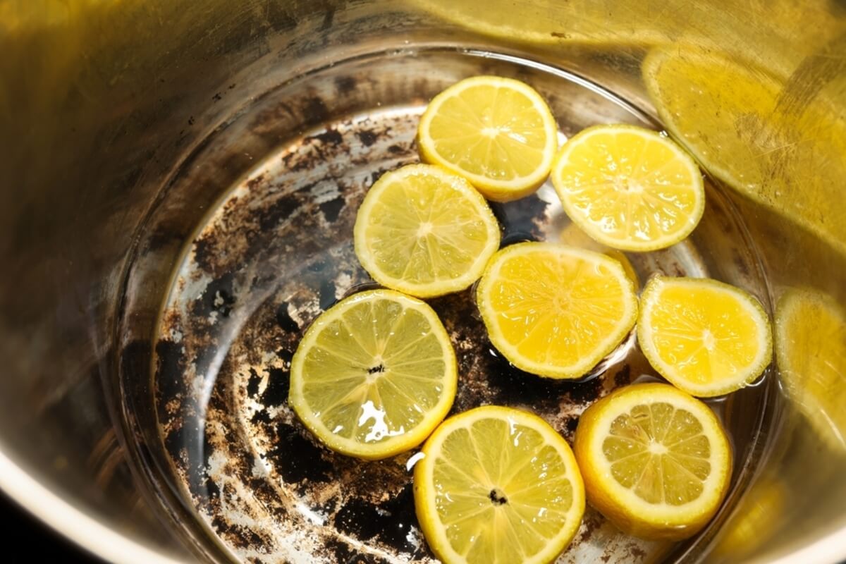 Cómo limpiar ollas quemadas con limón: truco natural que sí funciona