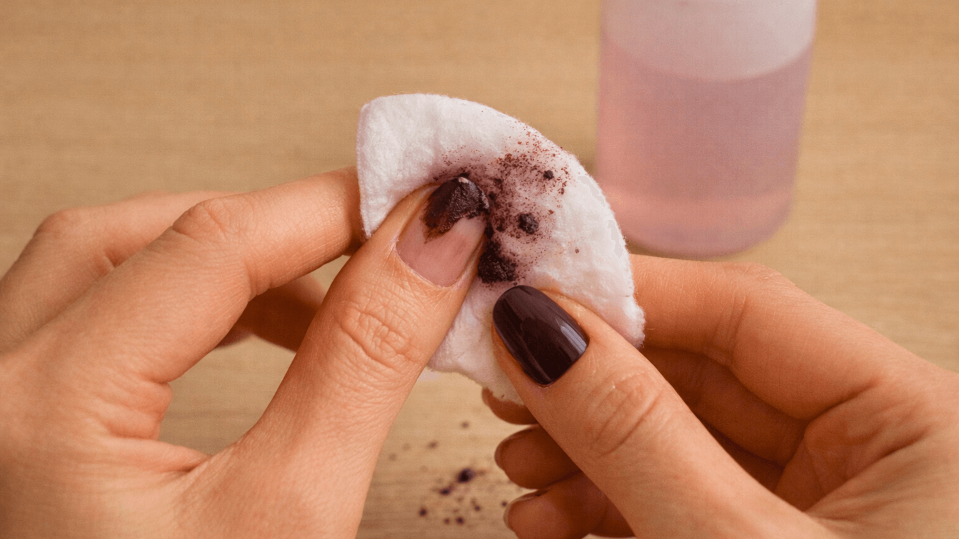 Cómo quitar esmalte oscuro sin manchar la uña ni la cutícula