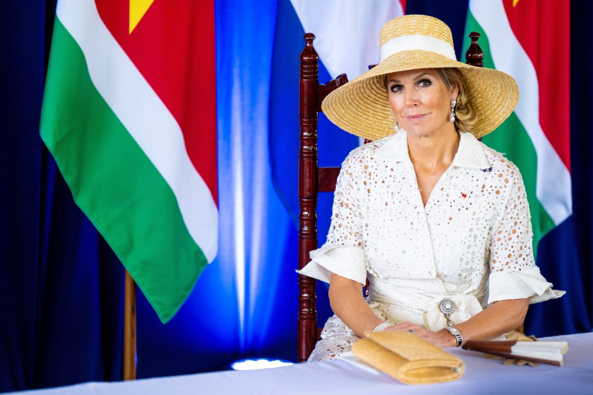 ​Del look “caribeño” pero sofisticado (gracias a las joyas), al estilismo de gala con tiara: Máxima de Holanda y su viaje de estilo por Surinam 
