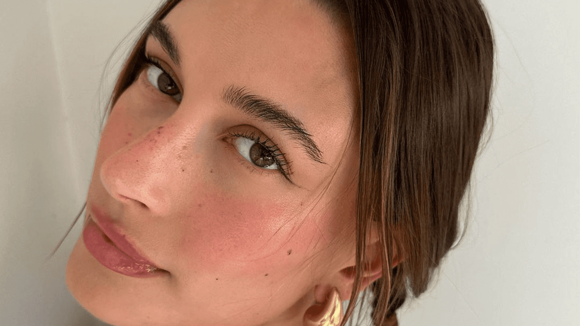 Cómo llevar el “Strawberry Makeup” en invierno para un look coqueto y juvenil