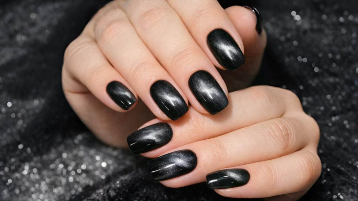Manicura “velvet black”: color negro con efecto terciopelo perfecto para recibir el año nuevo