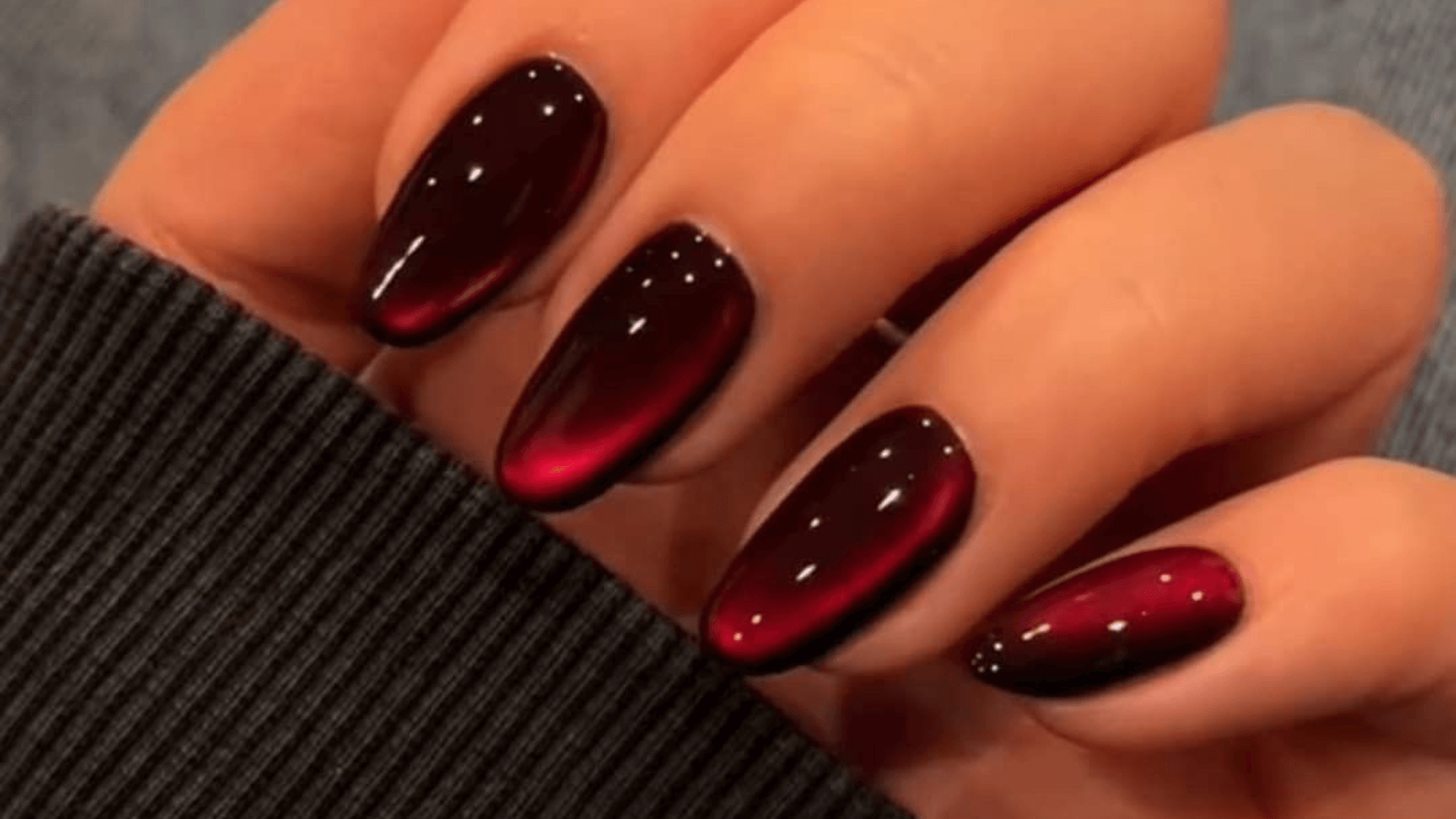 “Velvet Cat Eye”, La manicura más deseada de Navidad: 7 estilos para pedirla en el salón