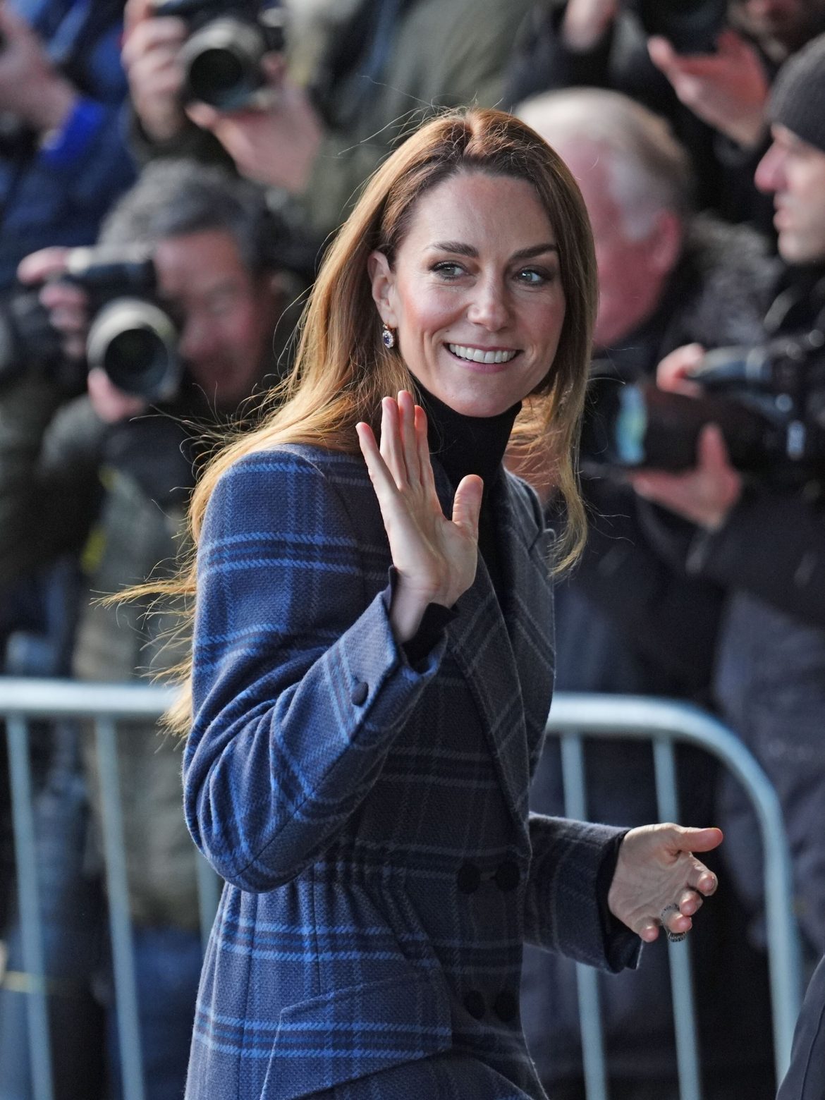 ​Tartán, zafiros y diamantes: Kate Middleton deslumbra en Escocia con unos pendientes de gran valor sentimental 