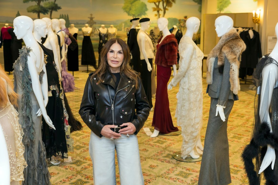 ​»Empecé a coleccionar después de pelearme por primera vez con mi marido»: Mouna Ayoub abre las puertas del archivo de moda más codiciado del mundo y subasta 126 piezas de Dior 