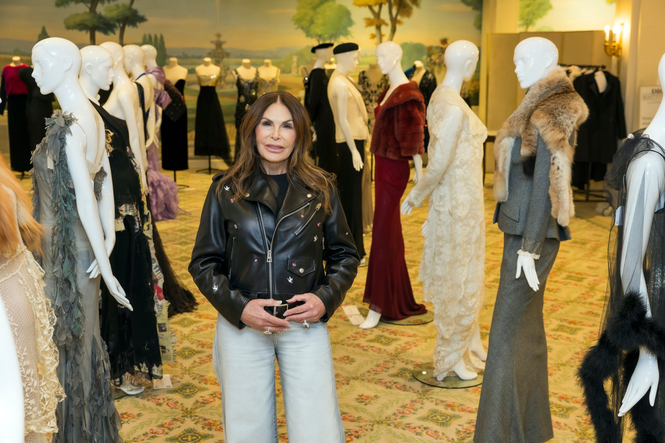 ​"Empecé a coleccionar después de pelearme por primera vez con mi marido": Mouna Ayoub abre las puertas del archivo de moda más codiciado del mundo y subasta 126 piezas de Dior 