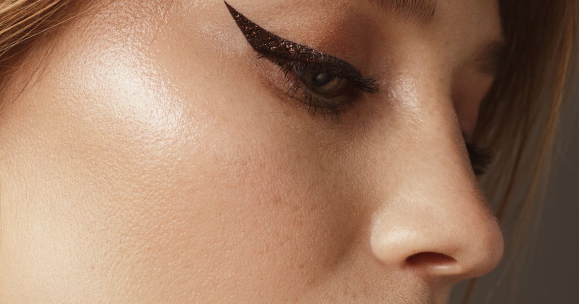 ​Hemos preguntado a optometristas cómo desmaquillarse (bien) los ojos y esto es lo que nos han aconsejado 
