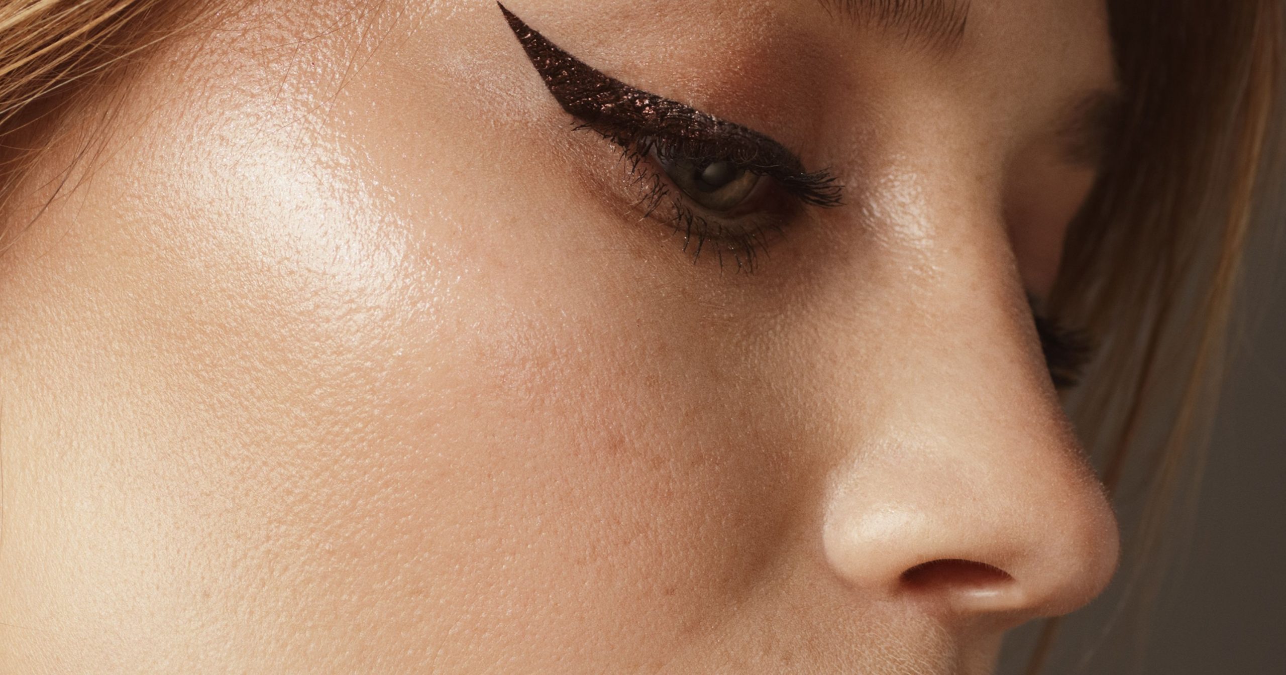 ​Hemos preguntado a optometristas cómo desmaquillarse (bien) los ojos y esto es lo que nos han aconsejado 