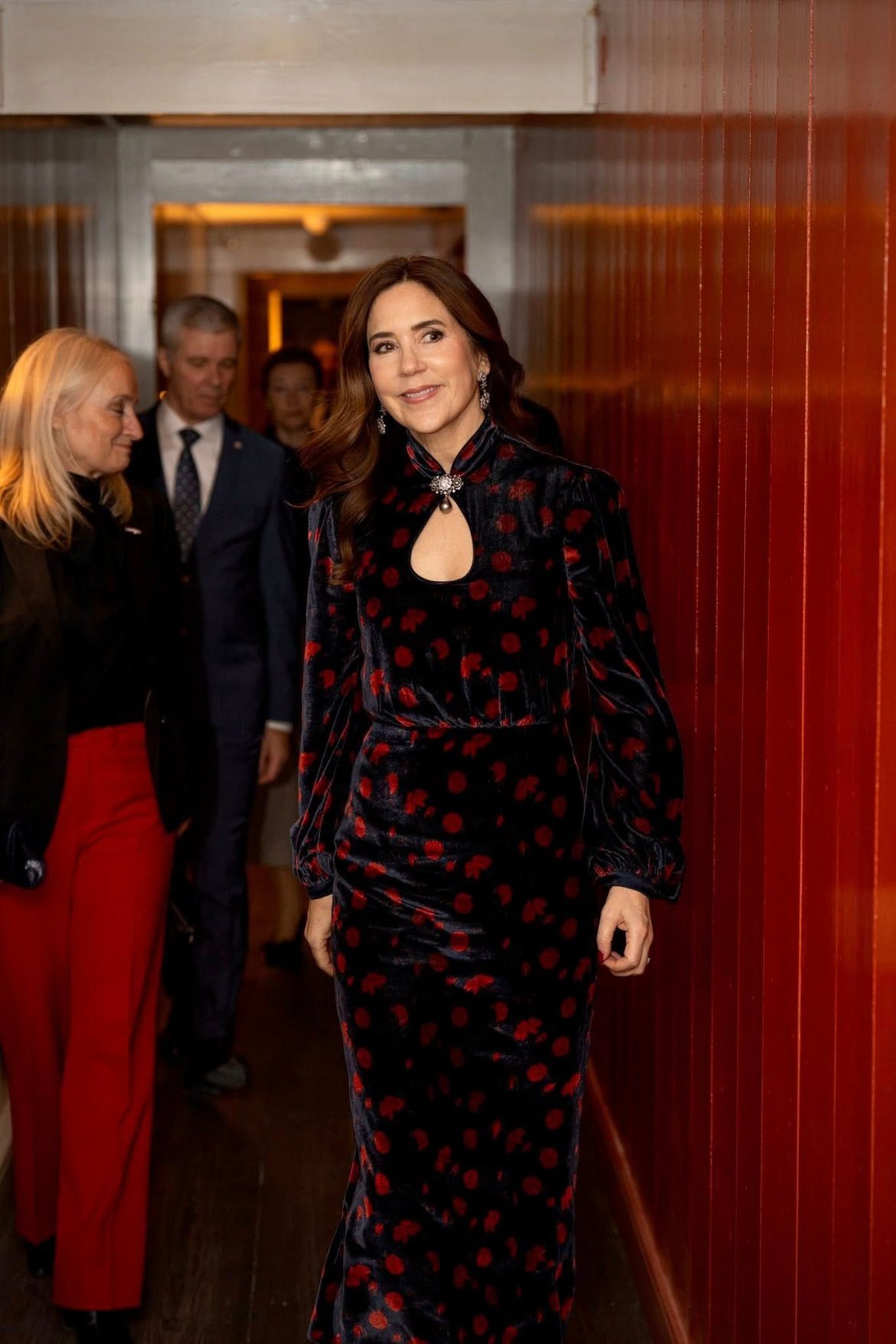 ​Mary de Dinamarca personaliza su vestido nuevo de Saloni con un broche centenario de diamantes 