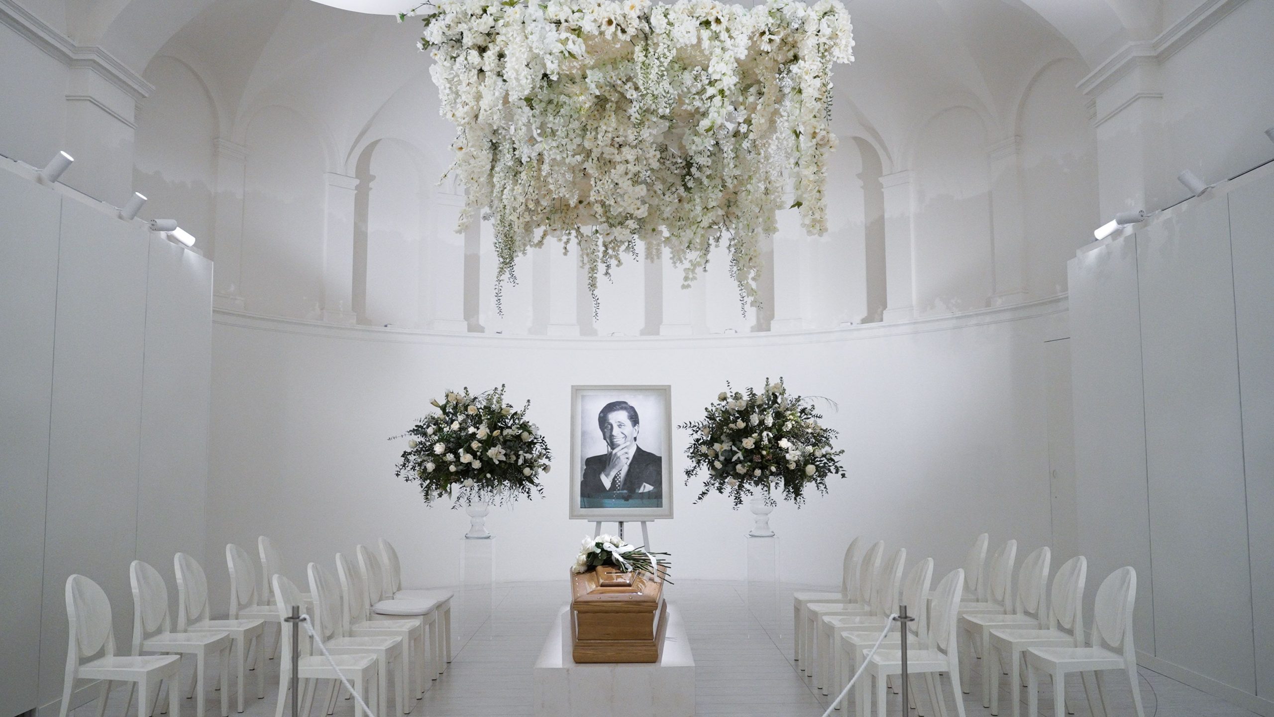 ​Flores blancas, una única rosa roja y música clásica en el último adiós a Valentino: “Este palazzo es el nido donde crecimos y donde volvíamos siempre” 