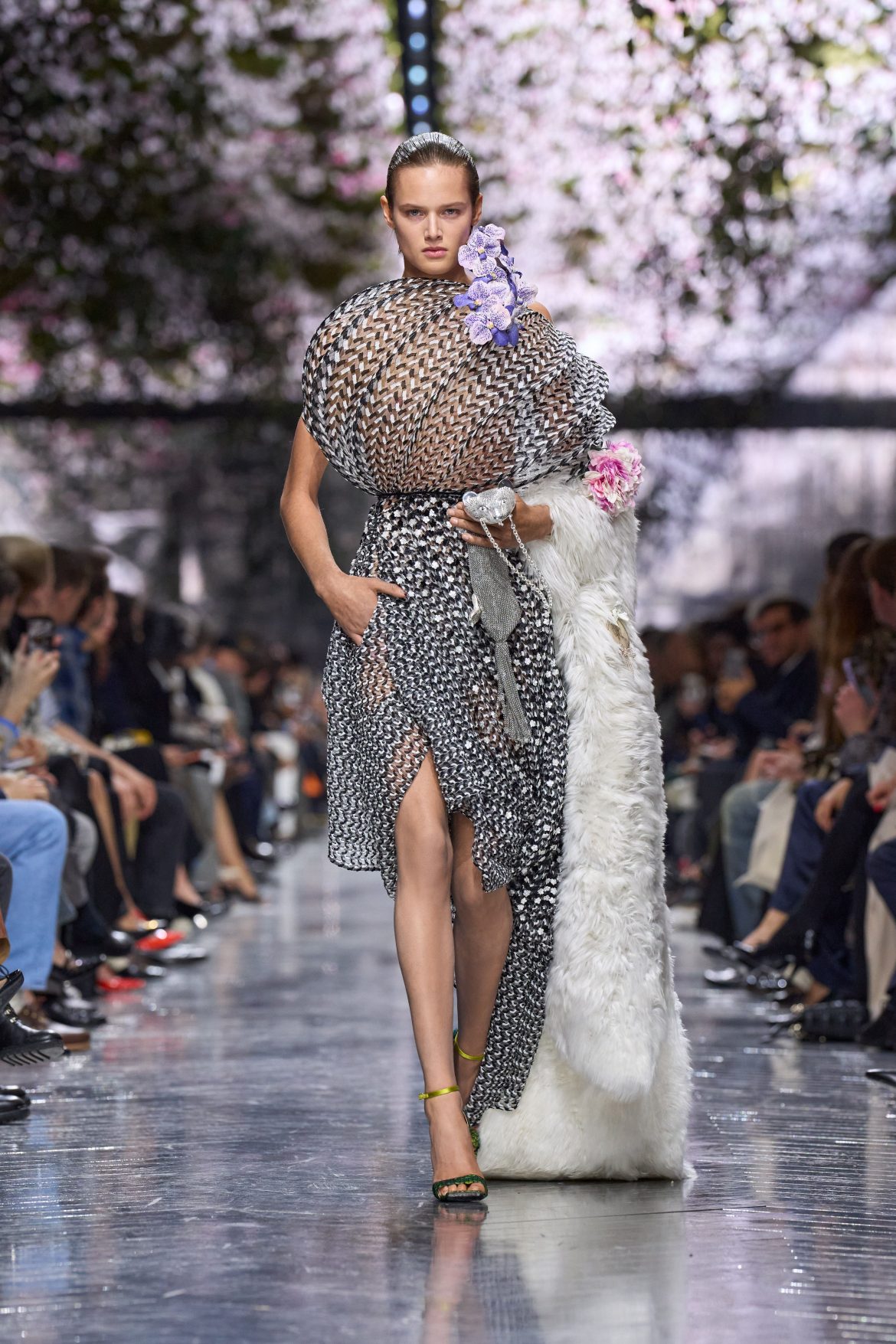 ​Todo empezó con un regalo floral de John Galliano: Jonathan Anderson viaja al jardín de Christian Dior en Normandía para su debut en la Alta Costura 