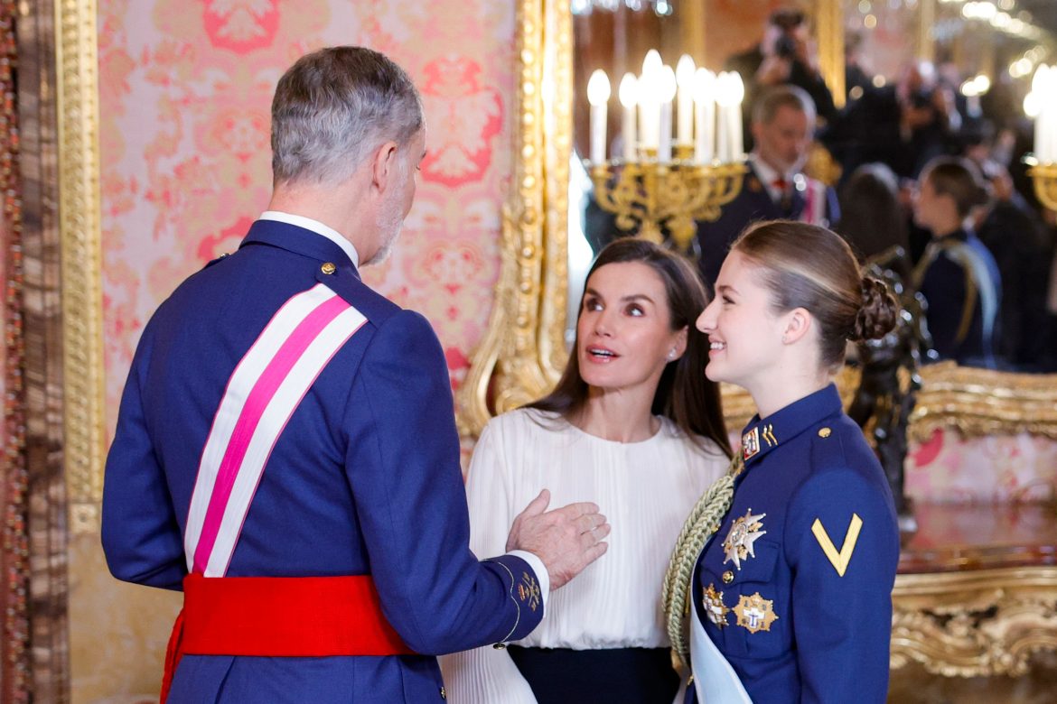 ​Leonor, protagonista de la Pascua Militar: el rey subraya su experiencia como garantía para la Corona y Margarita Robles la considera representante de una “generación de mujeres y hombres jóvenes que abordan un futuro no exento de dificultades” 
