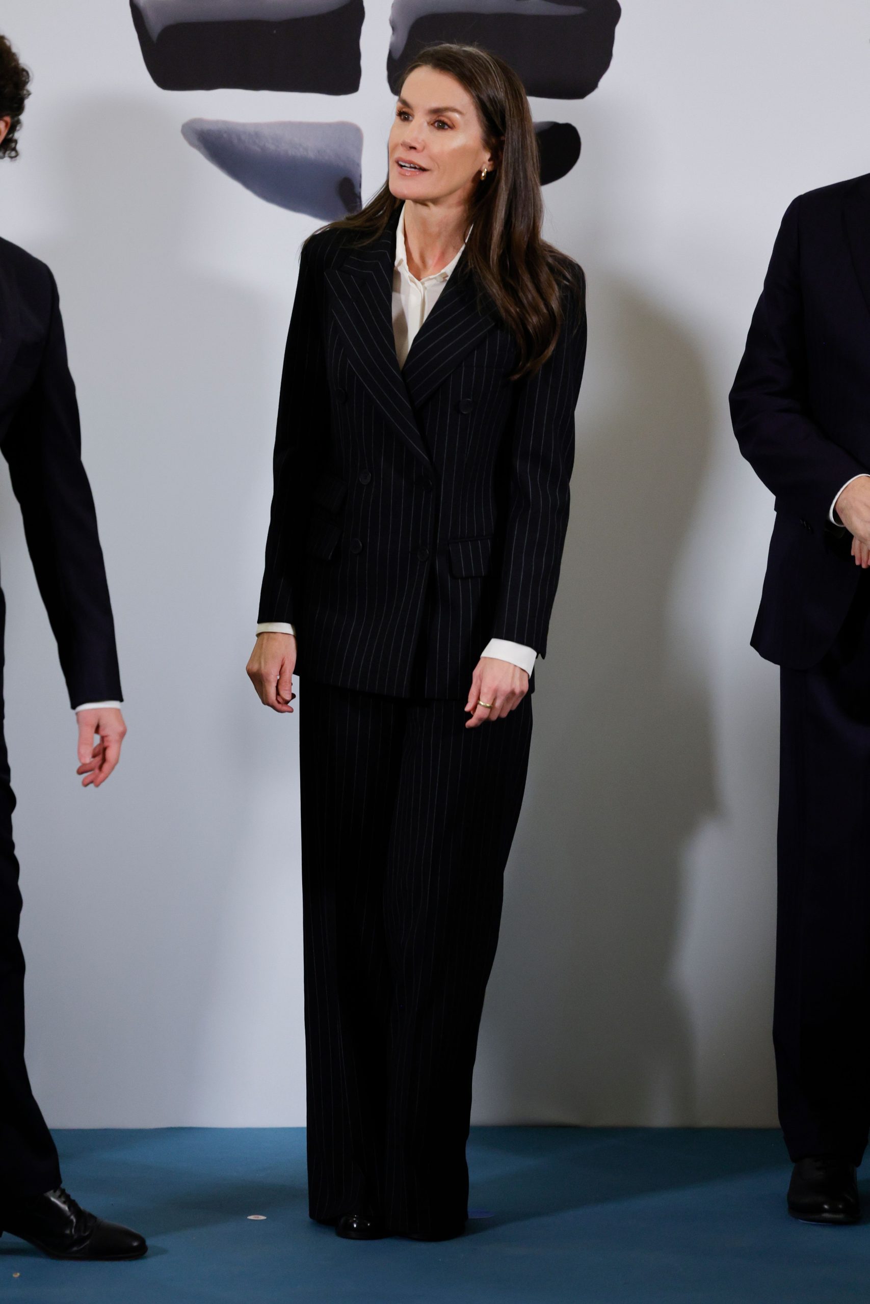 ​La reina Letizia, fiel a su cita con el periodismo: traje de raya diplomática para entregar los premios internacionales de El Mundo 