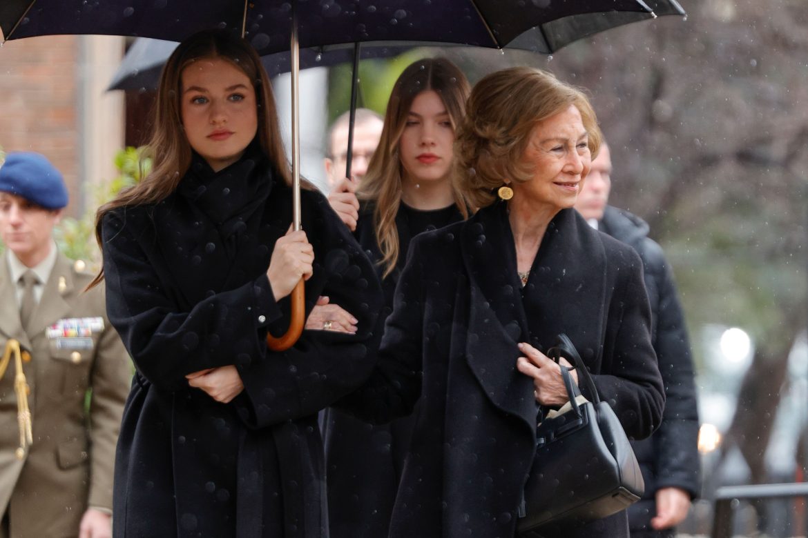 ​Leonor y Sofía arropan a su abuela en el responso por Irene de Grecia: el lunes, harán su primer viaje oficial con los Reyes a Atenas para dar el último adiós a la princesa 
