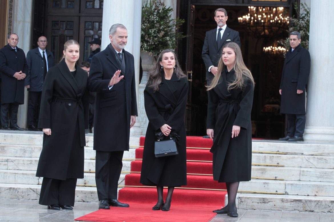 ​Los reyes y sus hijas despiden junto a la reina Sofía a Irene de Grecia en Atenas, muy pendientes del accidente ferroviario de Adamuz 