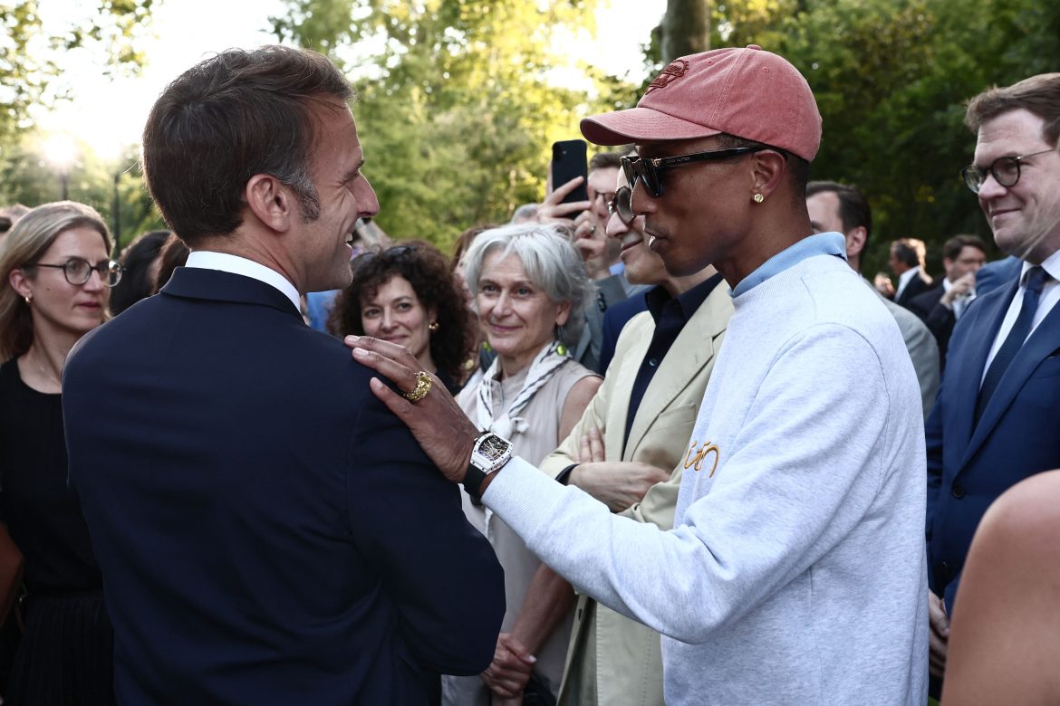 ​·EXCLUSIVA· El guiño de Emmanuel Macron a Pharrell Williams al concederle la Legión de Honor: “Siempre lleva gafas de sol muy elegantes, en los últimos días he tratado de seguir su consejo” 