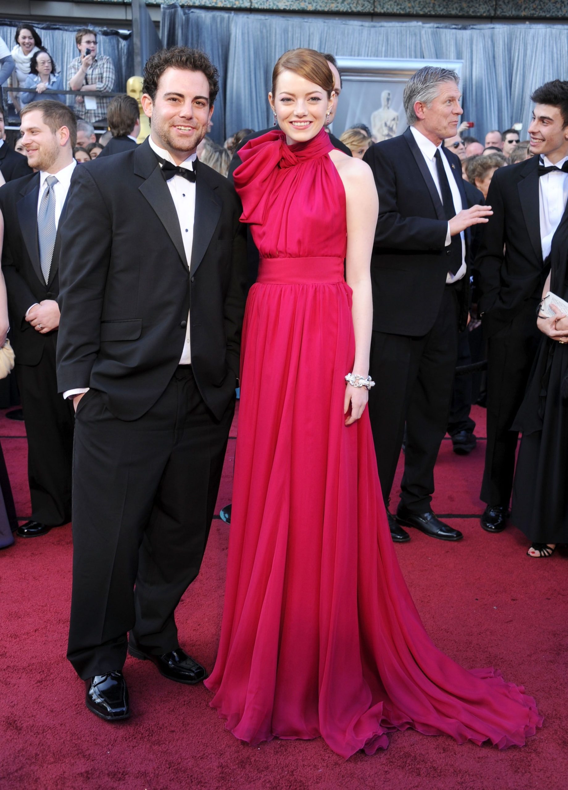 ​Spencer, el hermano de Emma Stone al que ella dirigía de niños: crecieron juntos en una casa en un campo de golf, ha sido doble de acción y es quien pone los pies en la tierra a la actriz 