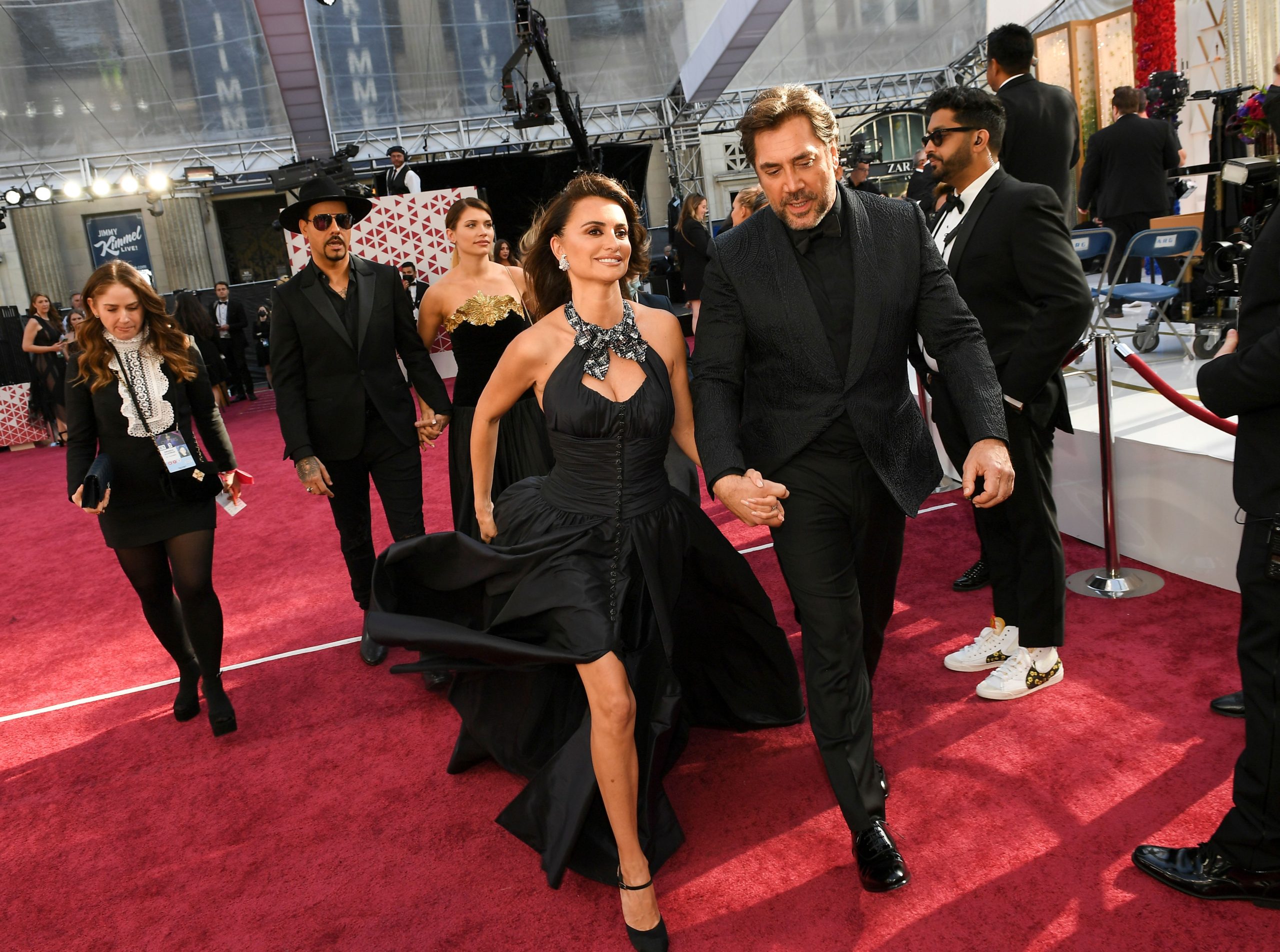 ​Penélope Cruz y Javier Bardem, de fiesta en Madrid para sorprender a su amiga Marta Solaz: mucha emoción y divertidos bailes junto a Peris-Mencheta en un local de La Latina 