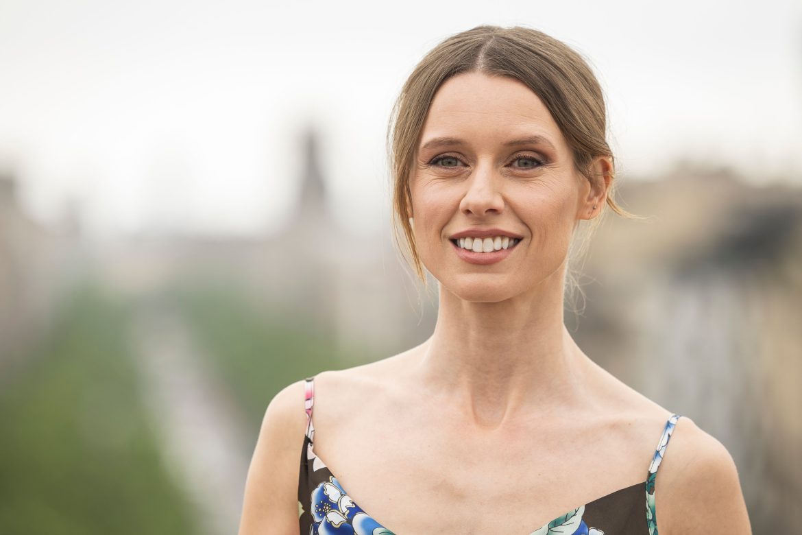 ​Manuela Vellés lanza su nuevo proyecto musical: una pasión que nació viendo películas de Marisol y que la llevó a componer sus primeras canciones cuando tenía 12 años 