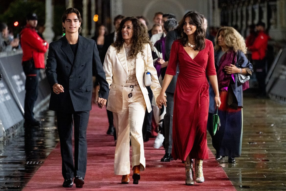 ​Lola Orellana y Cosme Daniel, un amor que ya dura casi seis años: veranos en Zahora, surf y un amor compartido por la naturaleza y la música 