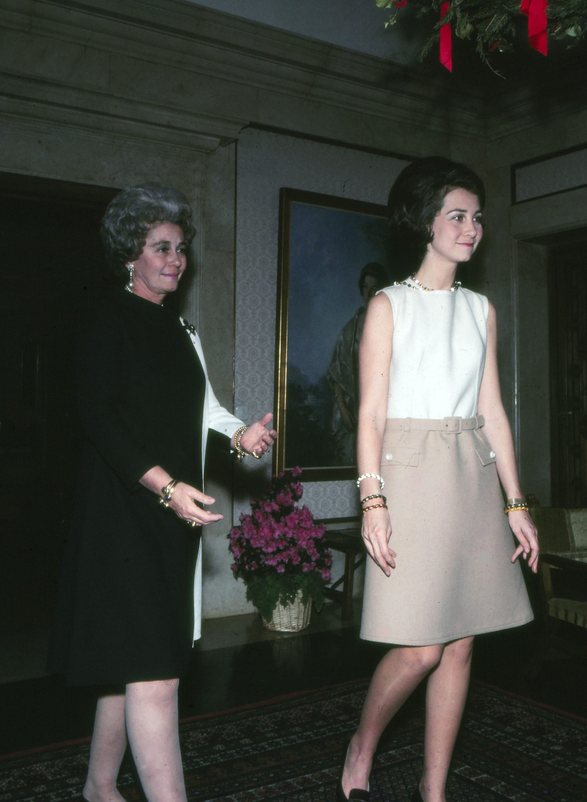 ​La historia del primer y triste regreso de la reina Sofía a Tatoi: un permiso exprés de seis horas para enterrar a su madre, Federica de Grecia 