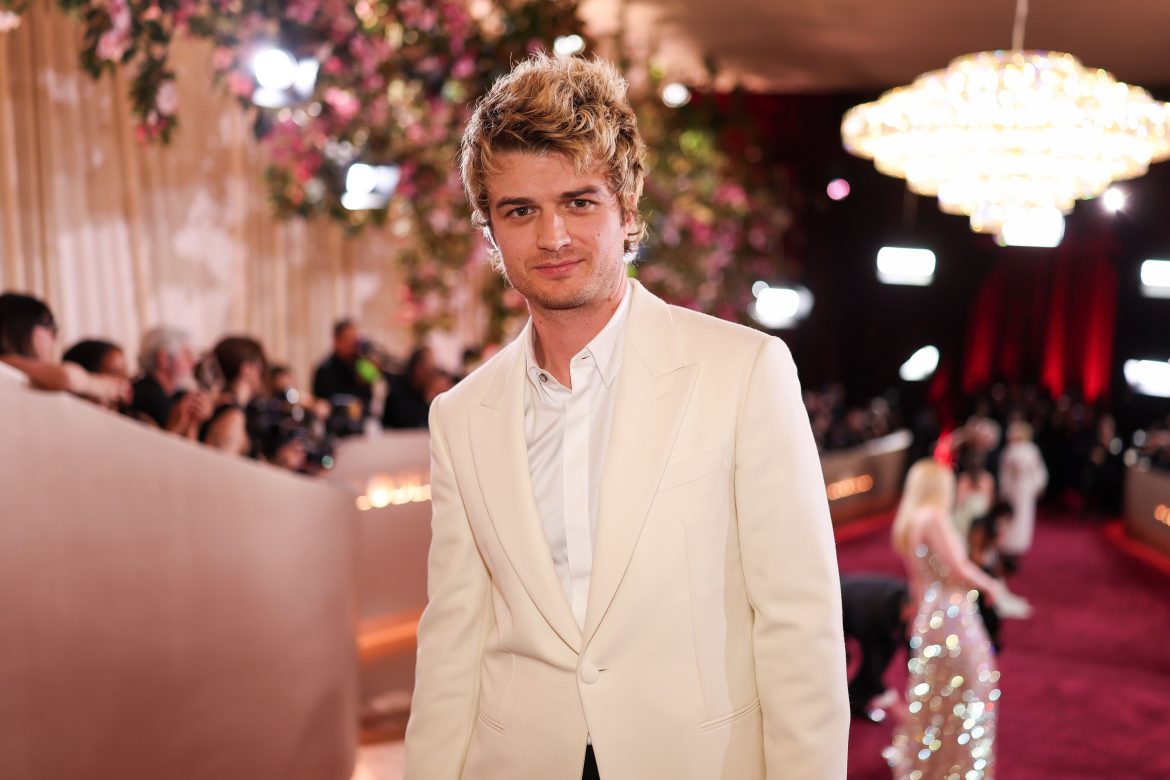 ​Joe Keery ha destronado a Taylor Swift con una canción que la propia Swift le dijo que estaba muy bien, y él ni siquiera se atrevió a lanzar como sencillo 