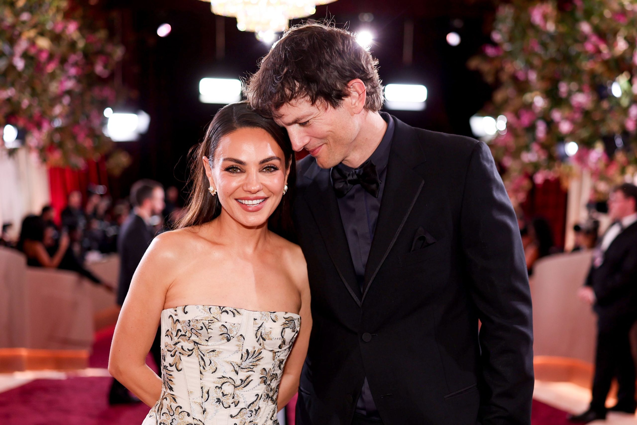 ​Ashton Kutcher zanja los rumores de que él y su mujer Mila Kunis no se duchan: “La gente se preguntaba si apesto” 