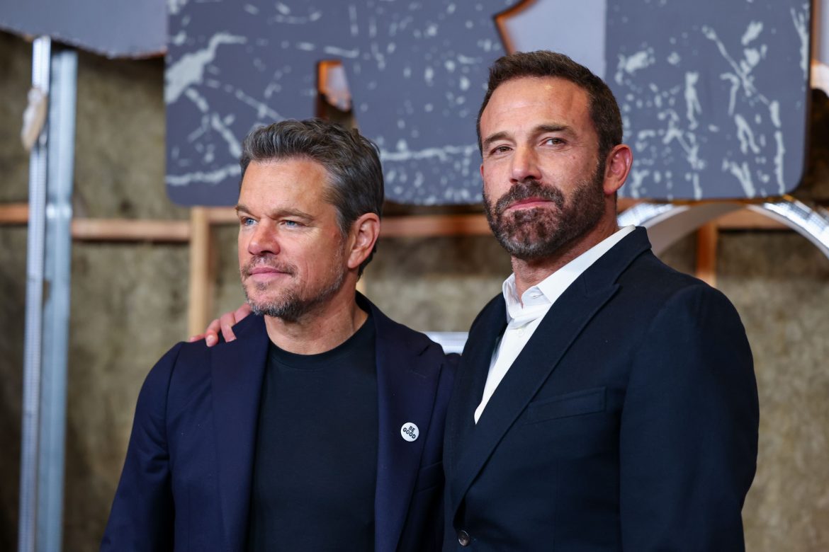​Matt Damon y Ben Affleck, las anécdotas de una gran amistad de 45 años sin parangón en Hollywood: desde la clave secreta de su cuenta bancaria compartida a cómo se apoyaron en sus peores momentos 