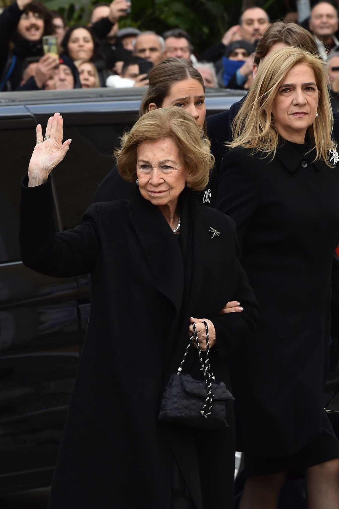 ​Las infantas Elena y Cristina, el gran apoyo de la reina Sofía en el funeral por su hermana 