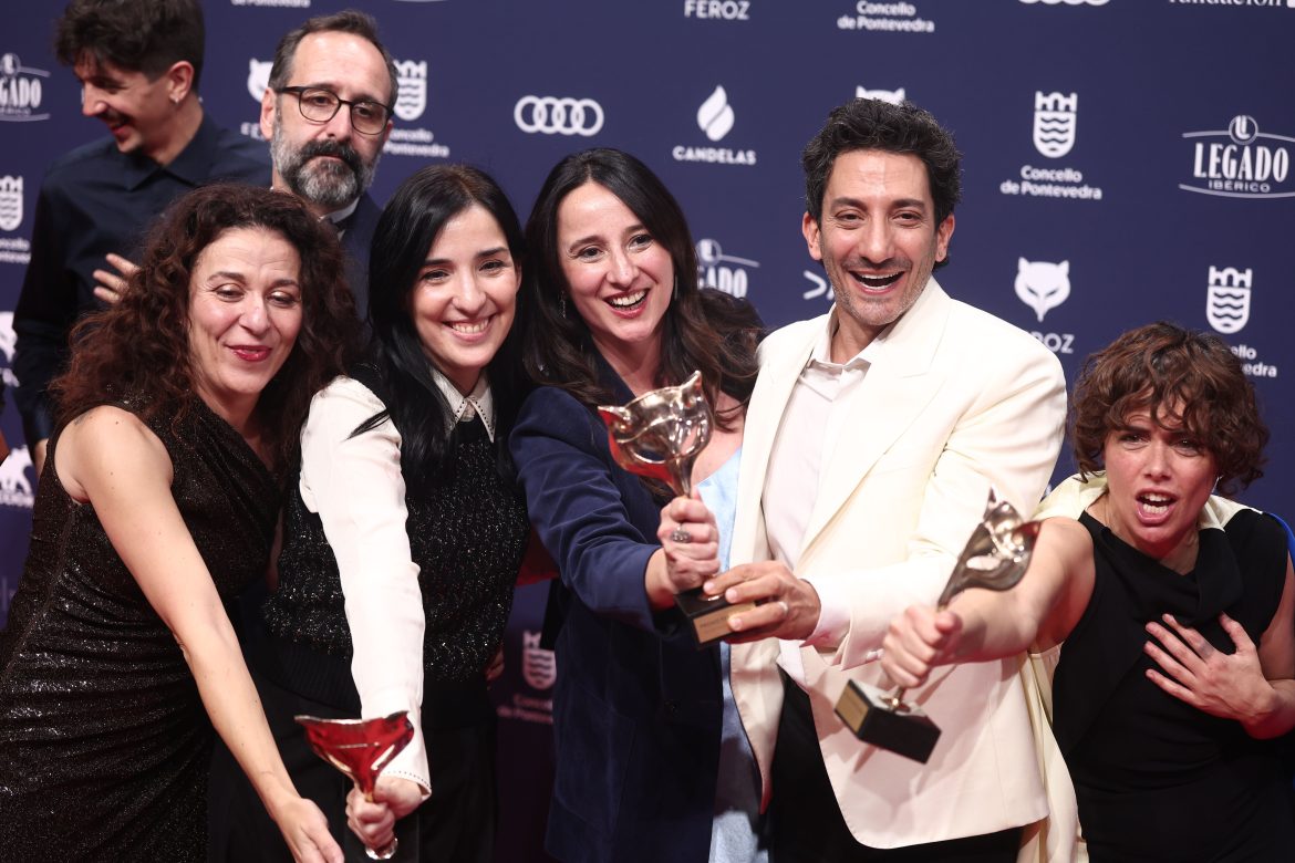 ​’Los domingos’, ‘Yakarta’ y ‘Poquita fe’, triunfan en los Feroz 2026: Oliver Laxe pregunta por los “míticos” Hidrogenesse y Javier Cámara le canta cumpleaños feliz a Carla Quílez 