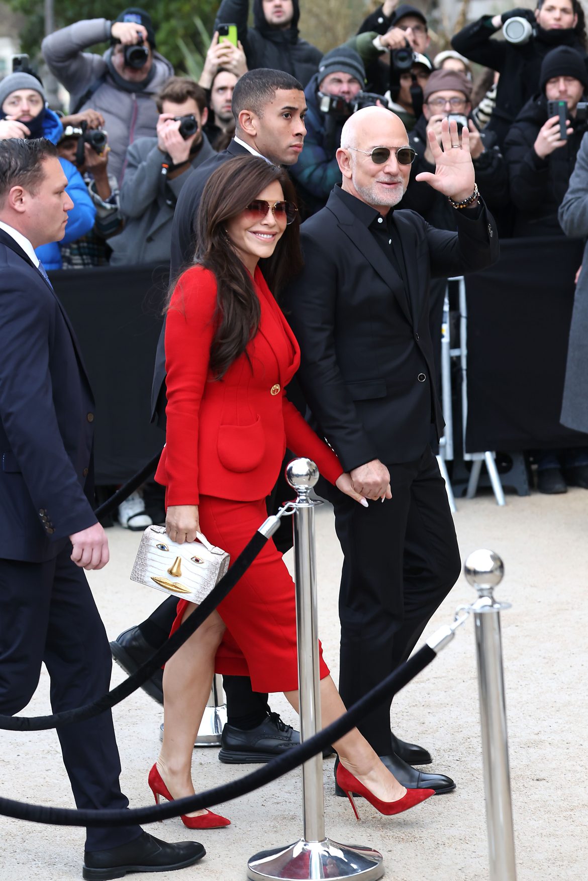 ​Del Face Bag de Lauren Sánchez a la barba de Jeff Bezos: la pareja viaja a París para apoyar al diseñador que vistió su boda en Venecia 