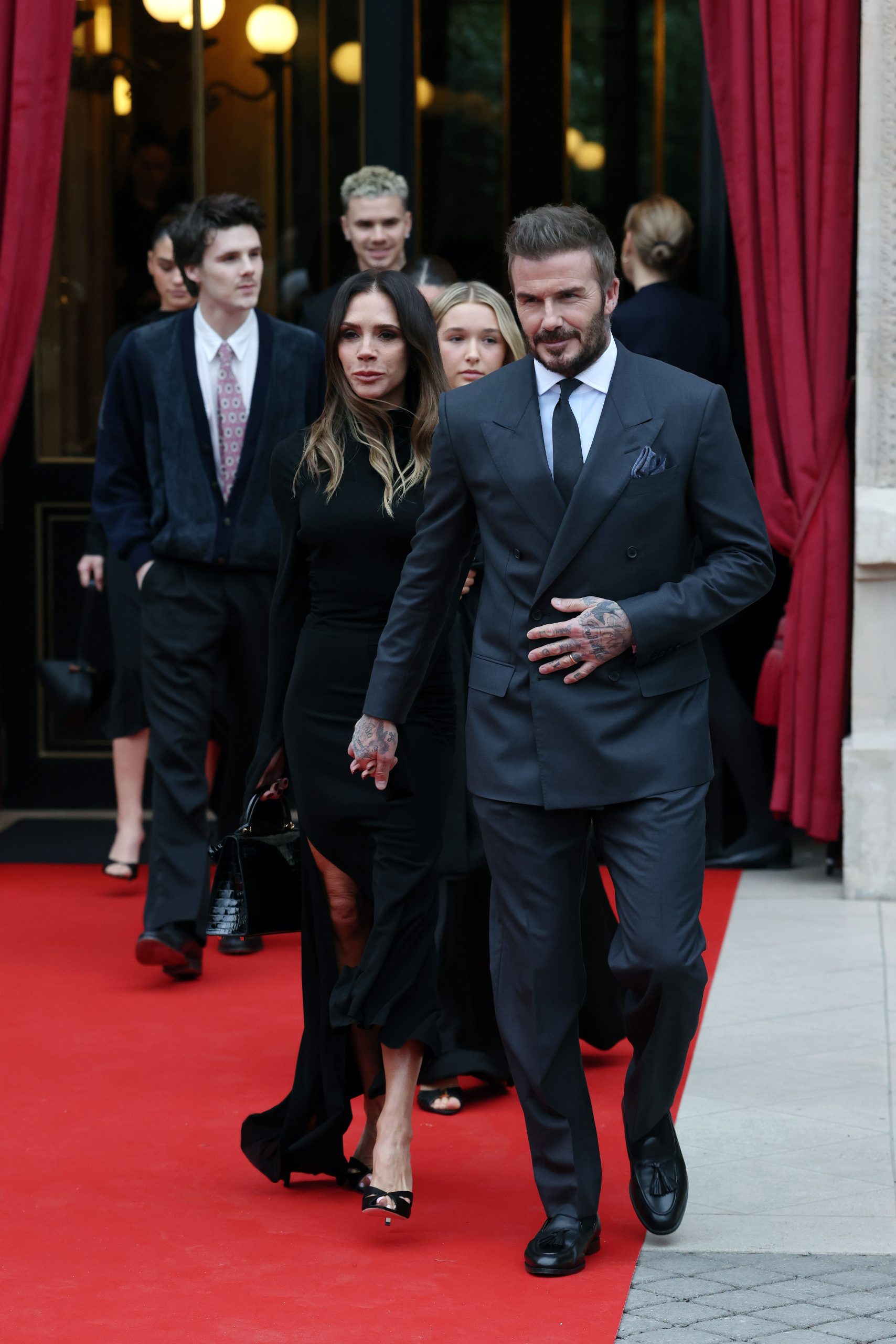 ​"David y Victoria han invertido mucho dinero en que la marca Beckham estuviera siempre en todo lo alto": el conflicto de ‘la otra familia real británica’ y sus paralelismos con la historia de Meghan y Harry 