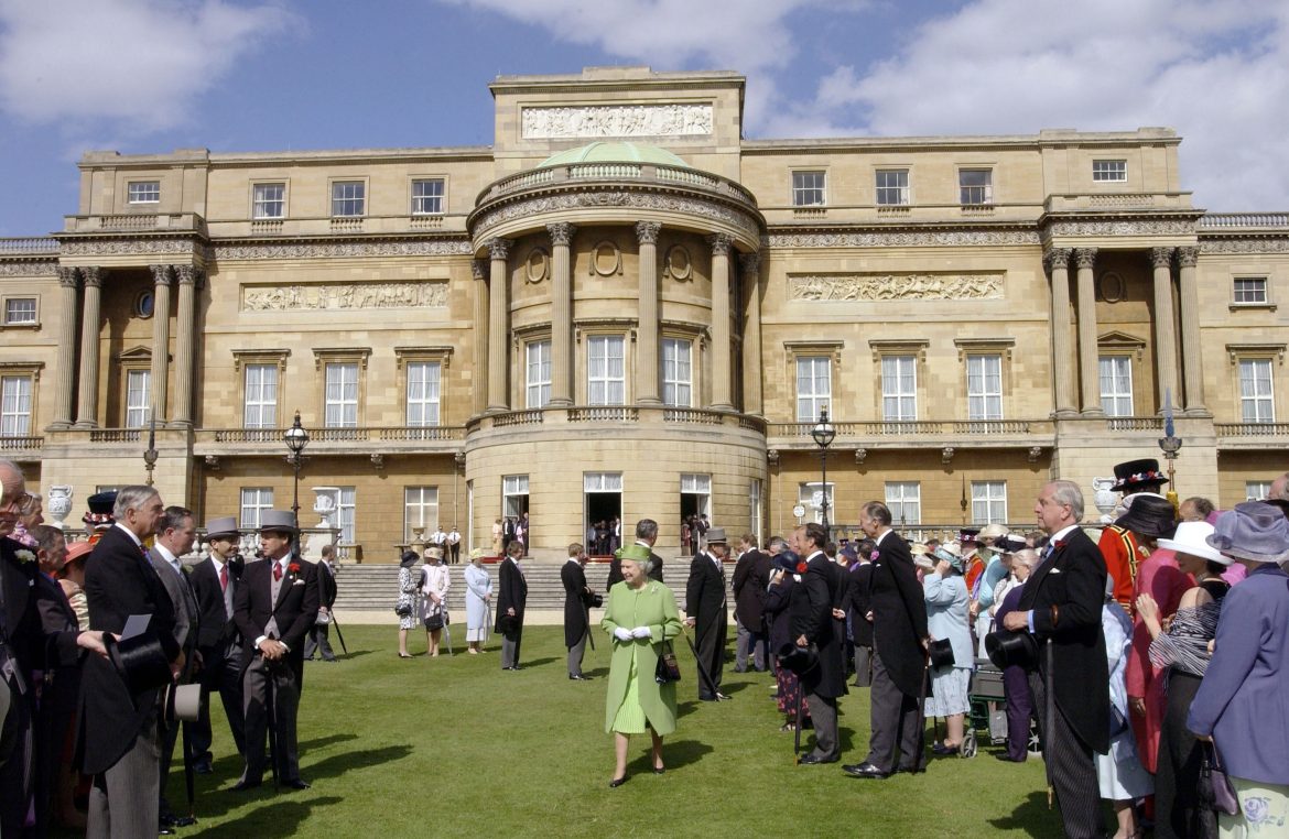 ​“A nadie de la realeza le ha gustado vivir allí. Es enorme e impersonal. Es una residencia oficial, no un hogar”: el palacio de Buckingham, una historia de amor-odio muy real 