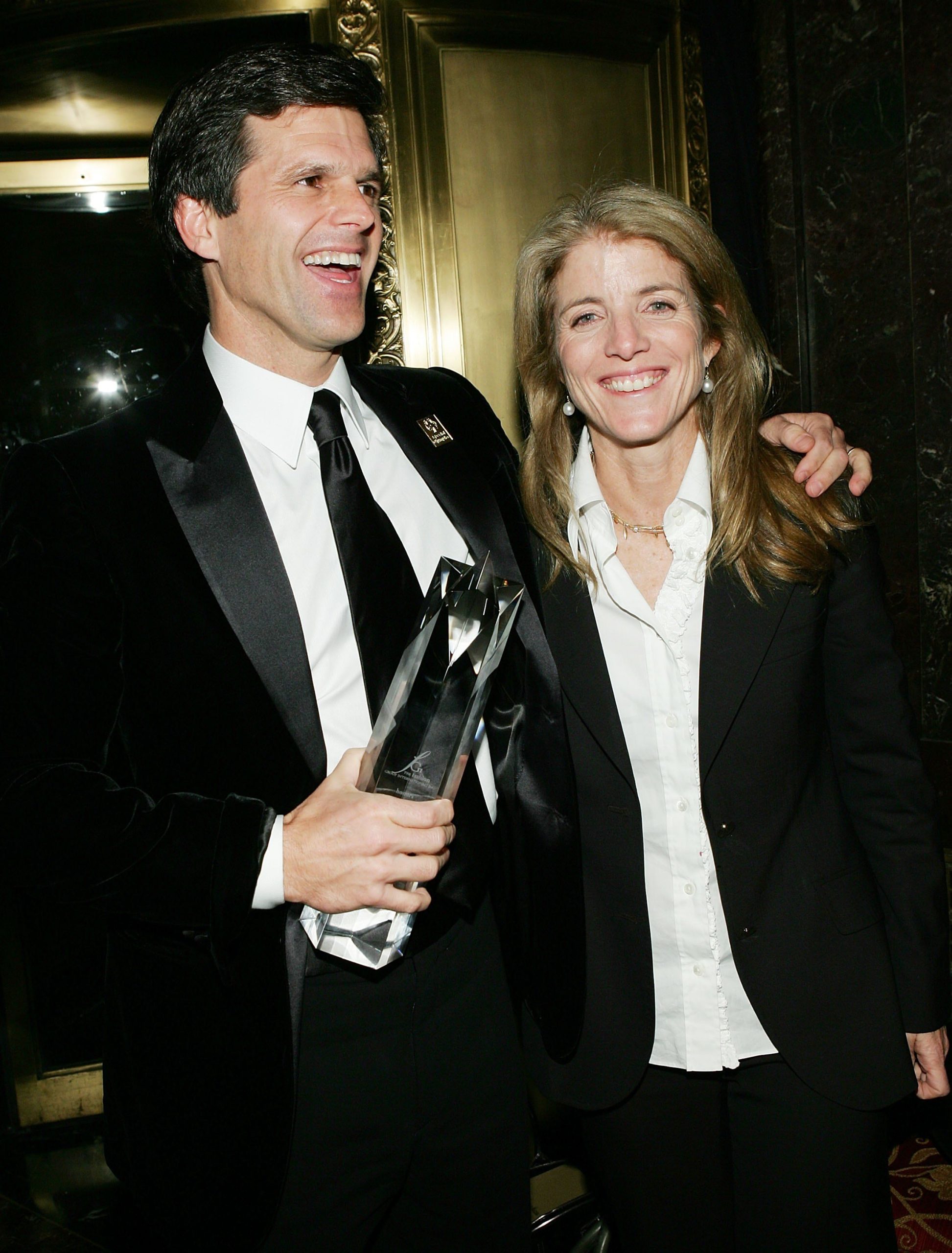 ​"El corazón roto no empieza a capturar la tristeza que sentimos" Timothy Shriver, el primo de Caroline Kennedy que le ha dedicado un emotivo post: hermano de María Shriver, activista reconocido y sobrino de JFK 