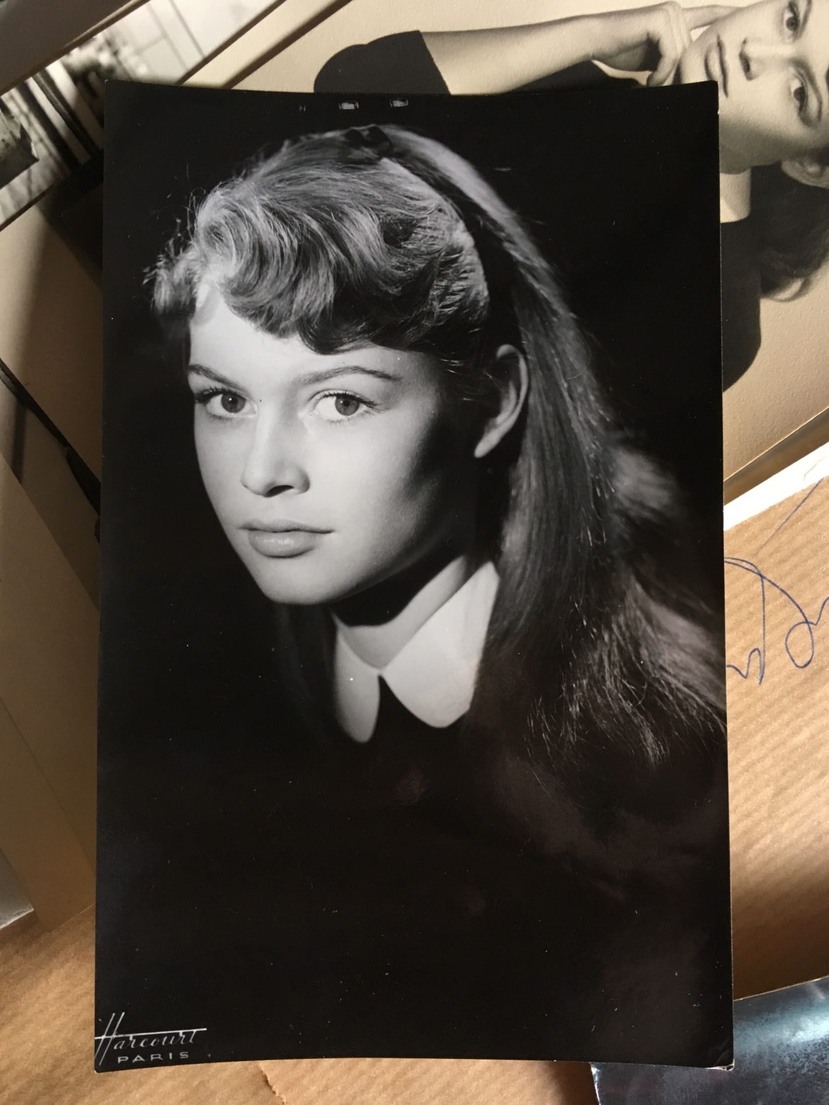 ​El tesoro que encontré en la biblioteca de Berlanga: las fotos inéditas que Brigitte Bardot le envió cuando aún era una desconocida (y la historia de su película imposible) 