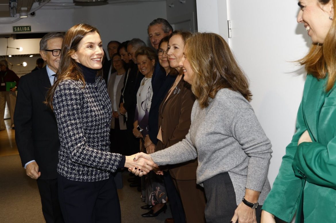 ​El poder de una chaqueta: la reina Letizia reivindica dos compromisos con una sola elección estilística 