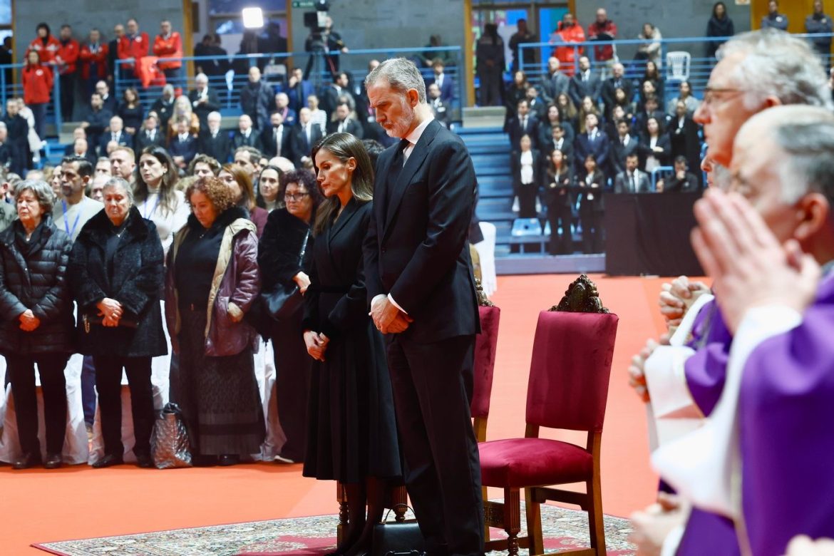 ​Felipe VI y doña Letizia arropan en el funeral de Huelva a todos los heridos y familiares del accidente de trenes de Adamuz 