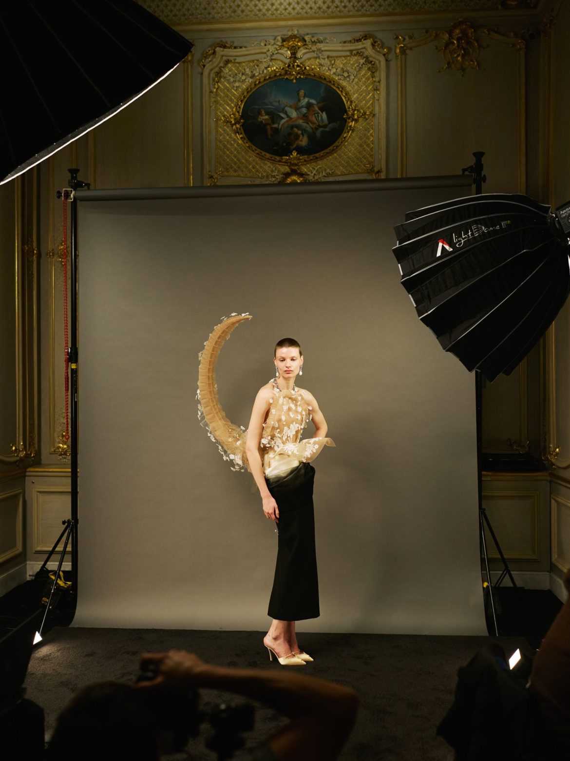 ​“Era hora de lucirse”: las joyas robadas del Louvre, recreadas en la Alta Costura de París para el desfile de Schiaparelli 