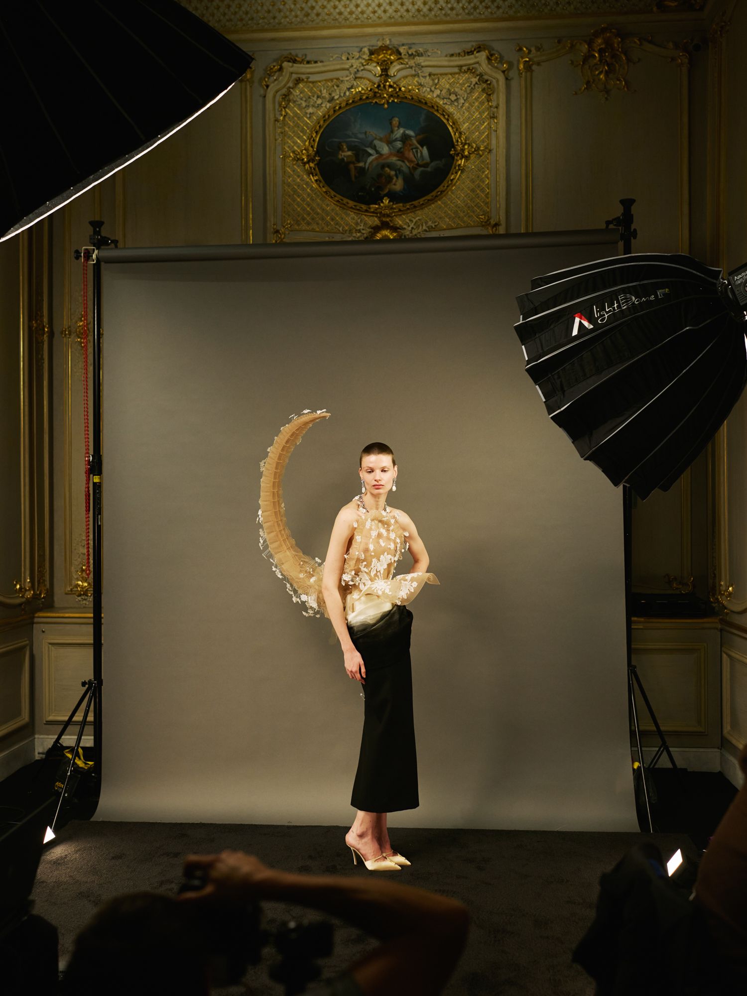 “Era hora de lucirse”: las joyas robadas del Louvre, recreadas en la Alta Costura de París para el desfile de Schiaparelli