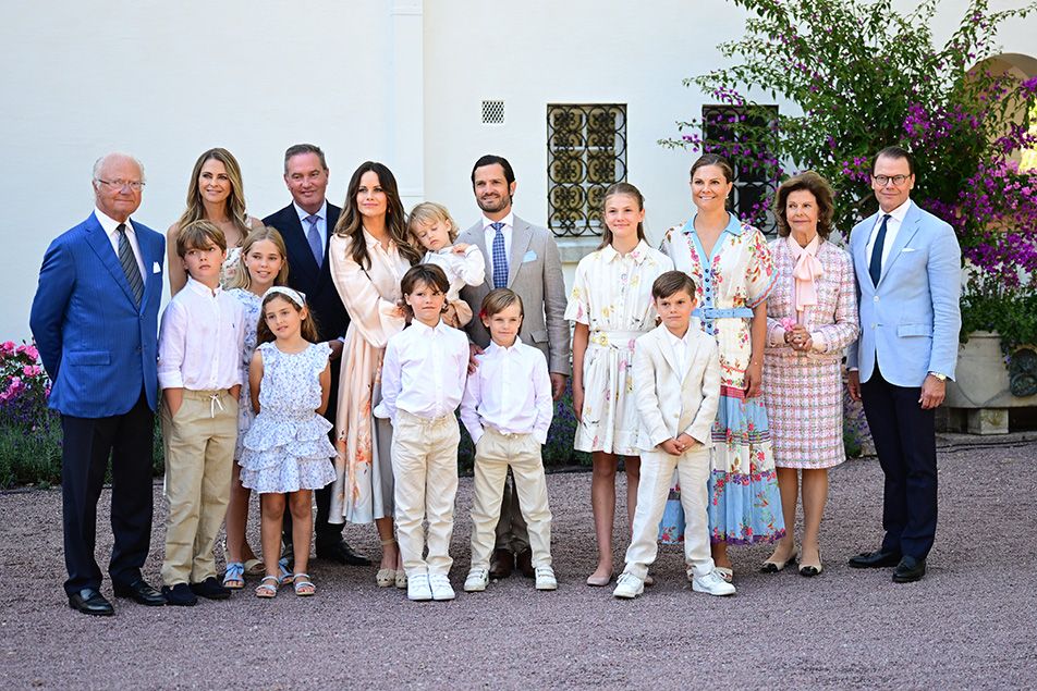 ​La familia real de Suecia celebra el Día de San Canuto… tirando el árbol de navidad por la ventana del palacio de Kungliga 