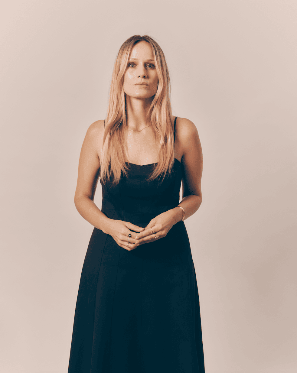 ​“Lo que más nos cansa es el factor psicológico: en general somos víctimas del overthinking”: Ana Morales, periodista 