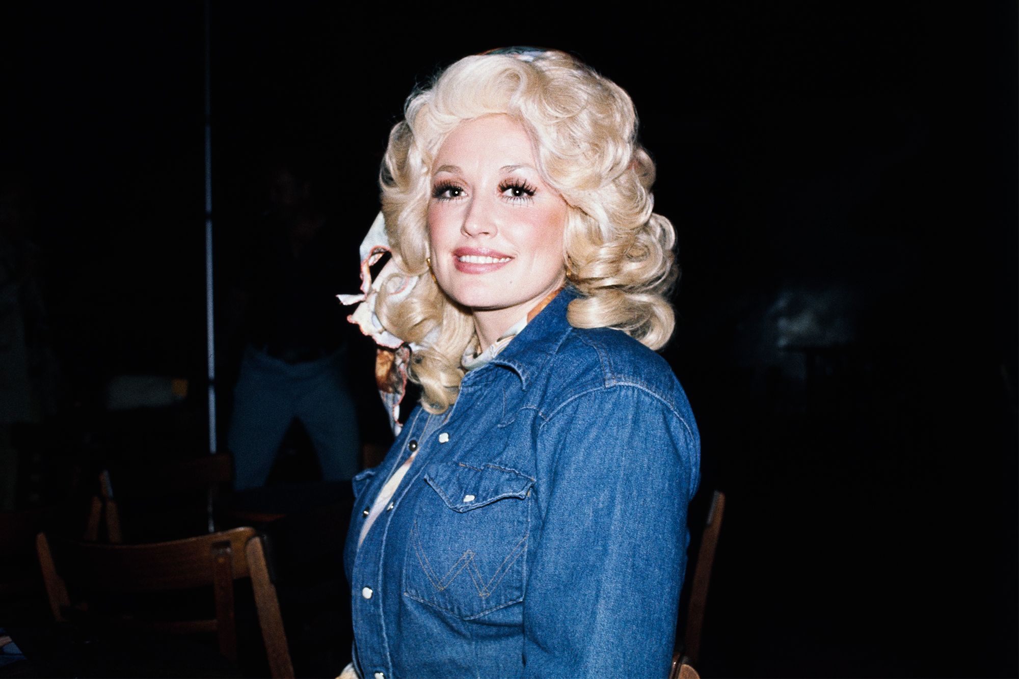 ​Dolly Parton, “una pueblerina de armas tomar” que cumple 80 años: de la pobreza infantil al estrellato, con uno de los matrimonios menos convencionales de la industria de por medio 
