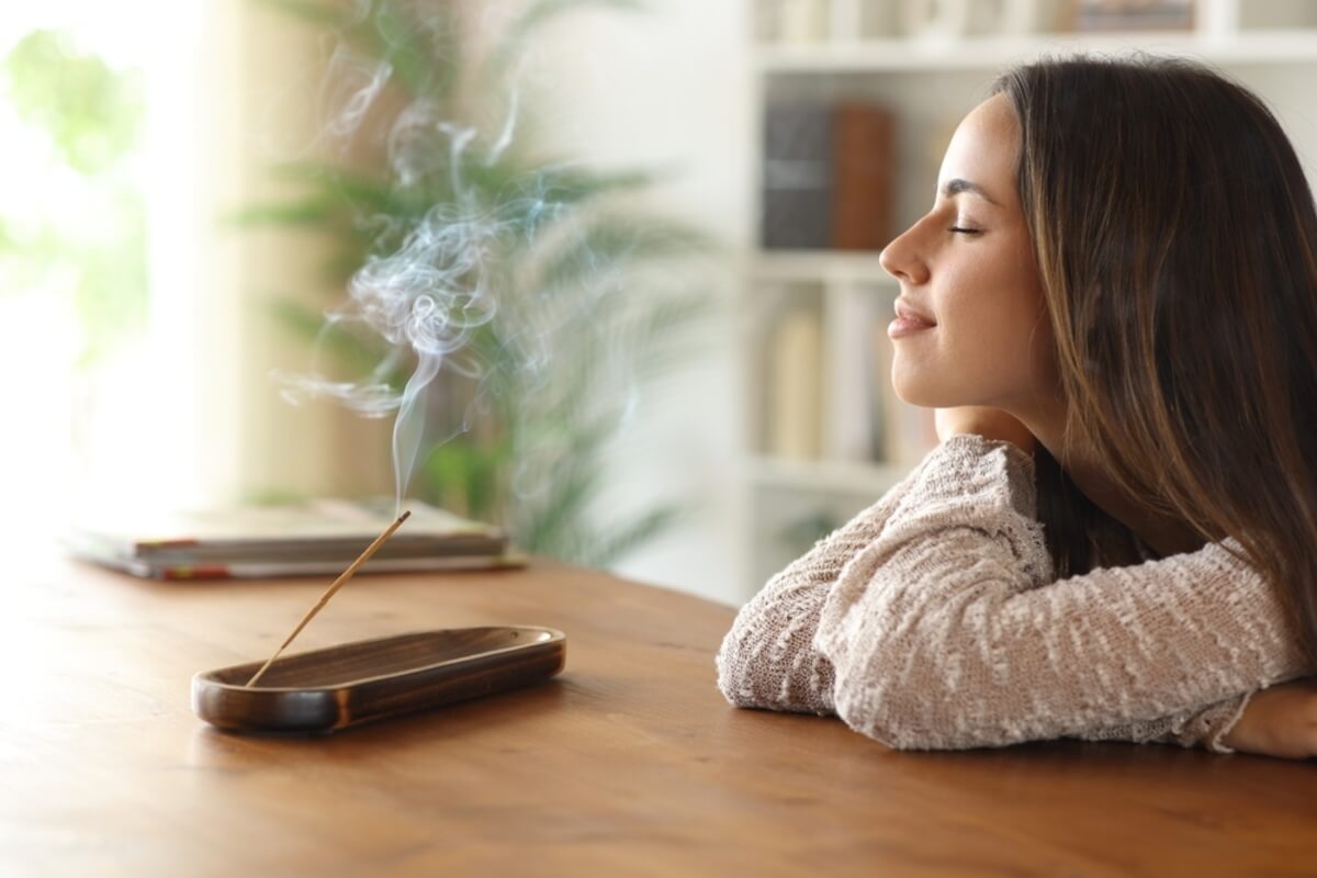 4 cosas que ocurren en tu casa cuando enciendes incienso (lo bueno y lo malo)