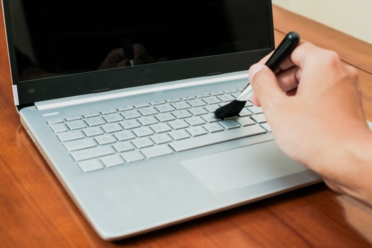 Así debes limpiar el teclado de tu portátil para retirar toda la mugre sin dañarlo