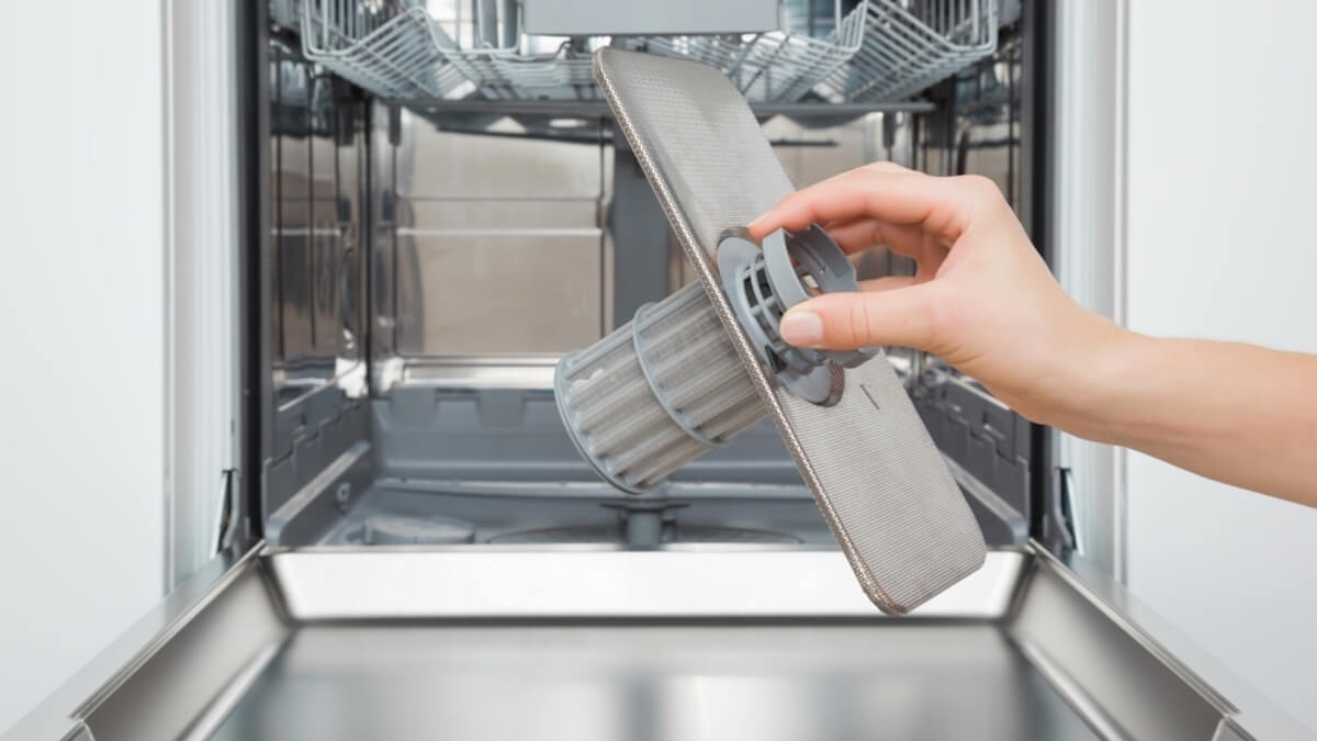 Malos olores en el lavavajillas: cómo limpiar el filtro en 5 pasos y que no vuelva a ocurrir