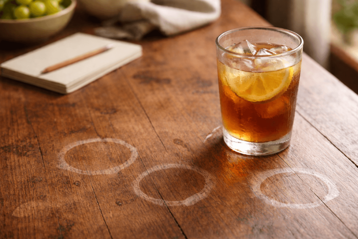Marcas blancas de vasos en madera: 4 pasos para quitarlas sin estropear el acabado