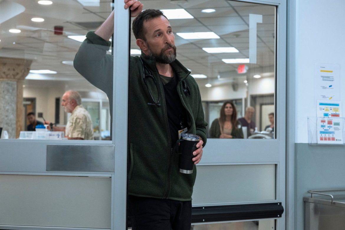 ​Noah Wyle, ante la segunda temporada de The Pitt: “En la época de Urgencias, mi madre, enfermera, me llamaba para decirme que no me tocara la cara con los guantes ensangrentados; ahora con internet, tengo como ocho millones de madres diciéndome: ‘Tu estetoscopio estaba al revés, idiota” 