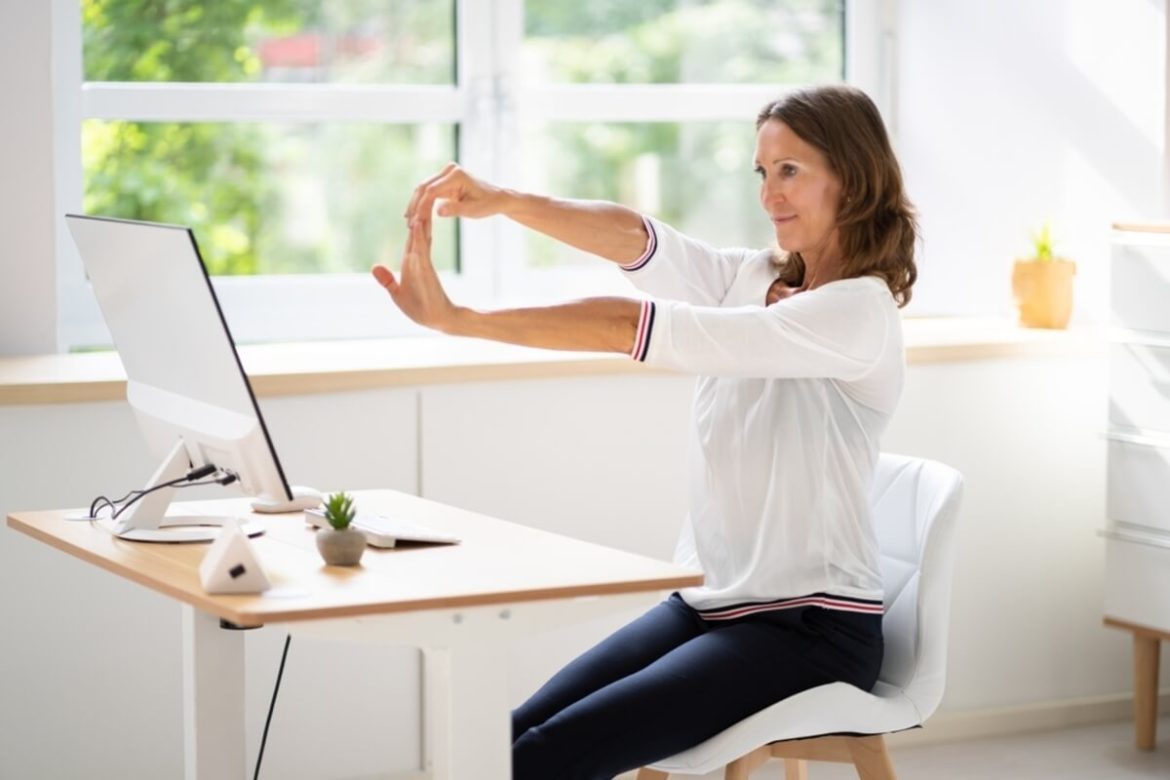 Pausa activa en la silla: 5 movimientos que puedes hacer sentado para activar tu cuerpo