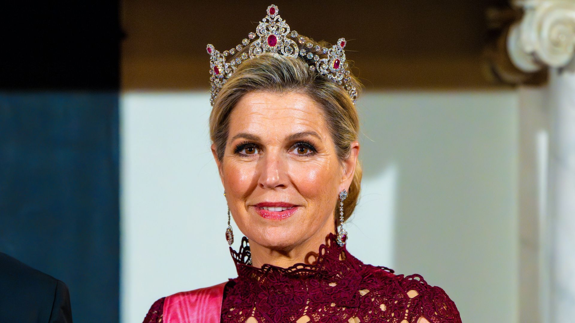 ​Un regalo de Navidad con más de 380 piedras preciosas: la historia de la tiara de rubíes Mellerio de Máxima de Holanda 
