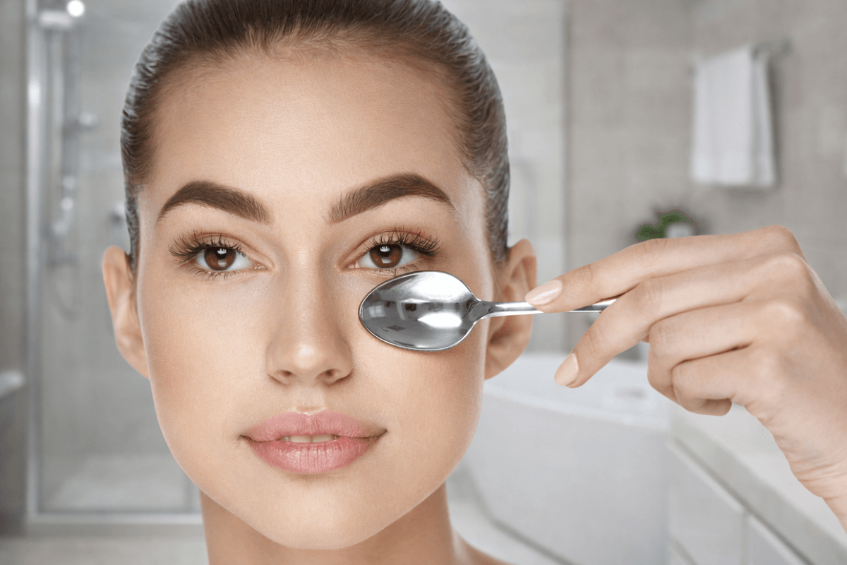 El truco de la cuchara fría para quitar ojeras y despertar una mirada cansada