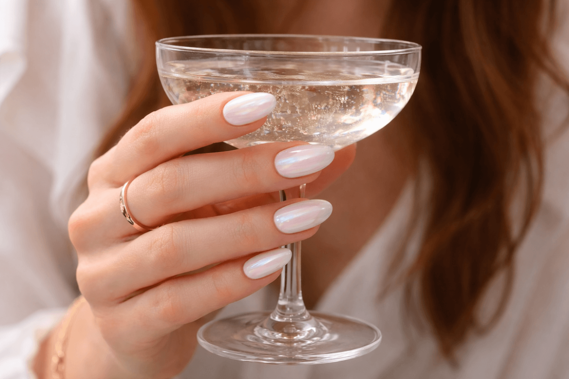 Uñas “glazed” en casa: cómo lograr el efecto vidrio sin opacar el brillo